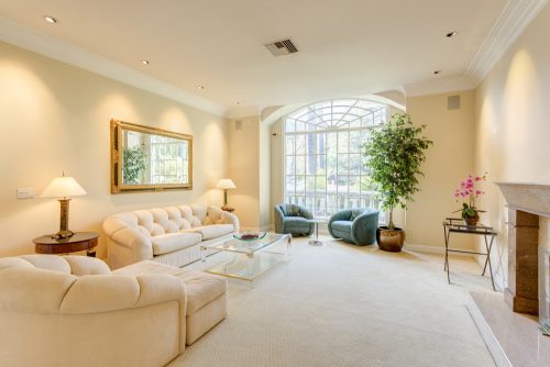 日光がさんさんと降り注ぐ窓の大きなリビング