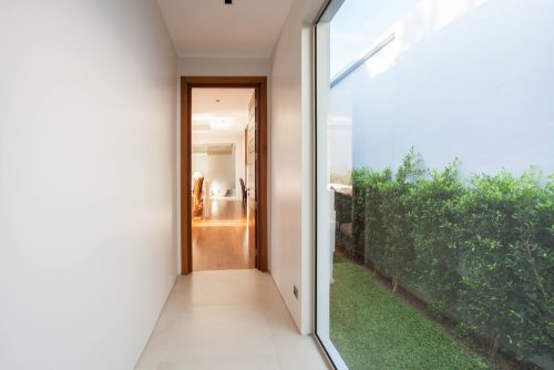 広めな廊下をオシャレに装飾するには?