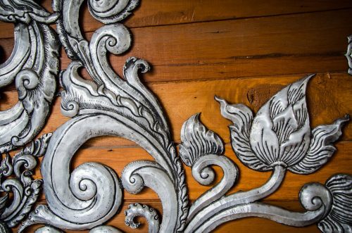 ニュートラルカラーやシルバーで壁をオシャレに!