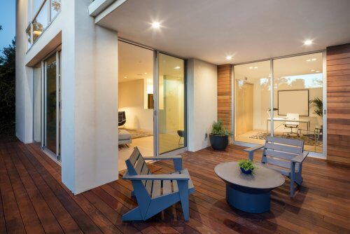 リビング直結のウッドデッキとガラスカーテンウォール 仕切り 新しいスペースを作る