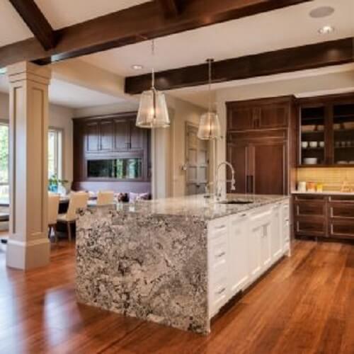 グレーと白のホワイトパールのカウンタートップ 花崗岩 カウンタートップ キッチン