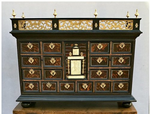 スペインのアンティークデスク