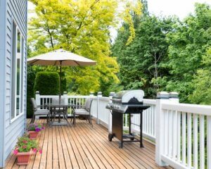 夏に向けて自宅の庭やウッドデッキを快適にするアイデア4選