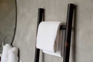 バスルームにぴったりなシンプルで理想的なタオル掛け
