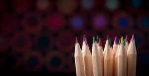 職場で目立つこと間違いなし!色鉛筆で作る花瓶とは?