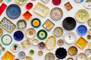 壁にお皿を飾ってみませんか?独創的なアイデア4選