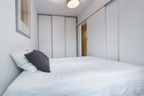 狭い部屋でも実用的で居心地の良い、素敵な空間を作る方法