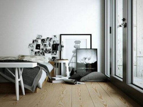 壁に立てかける