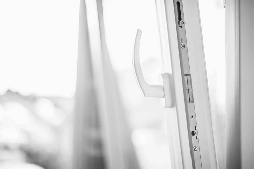 多くのメリットを持つPVC製の窓-白い開き窓