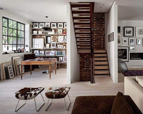 コンテンポラリーロンドンデザインへのキー-写真がたくさん飾ってあるリビング