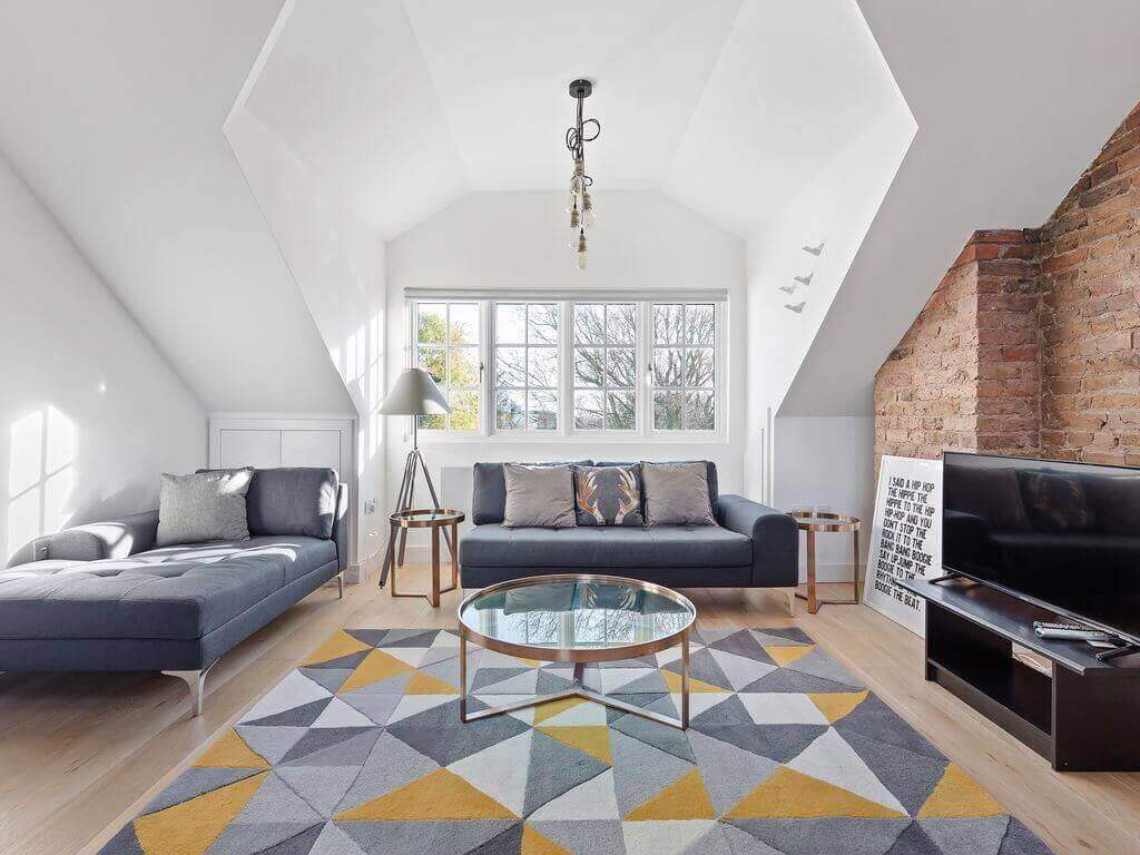 色を基調としたラグの色が特徴的な部屋