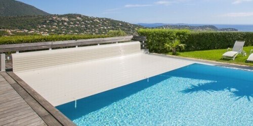 リール式のプールカバー-半開き