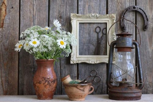 ラスティックな壁に装飾品