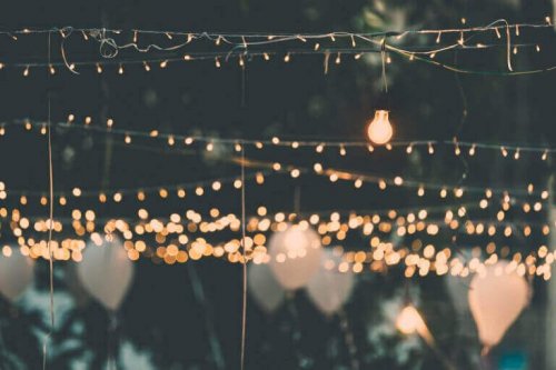 サマーテラスへの5つのマストアイテム-フェアリーライトのテラス