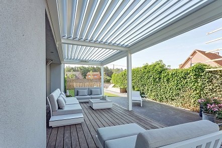 サマーテラスへの5つのマストアイテム-パーゴラのあるテラス