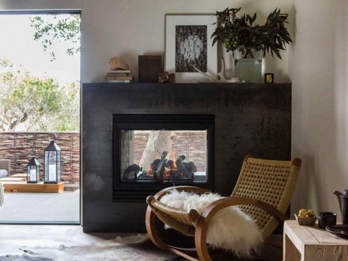 インテリアデザイナー: ニコール・ホリス ロッキンチェアーがある部屋