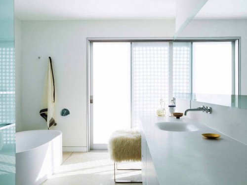 白の統一感のあるバスルーム