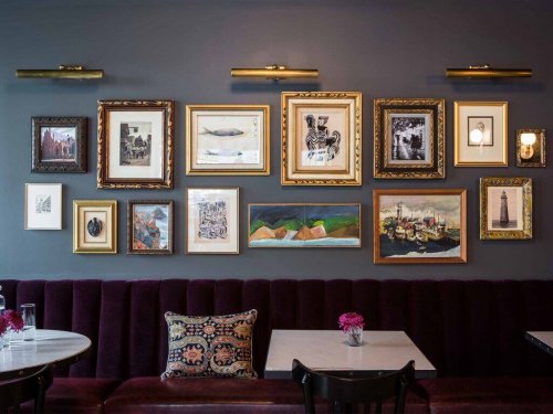 壁にたくさん額がかかった部屋
