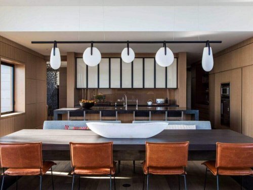 インテリアデザイナー: ニコール・ホリス 色んな形の照明がある部屋