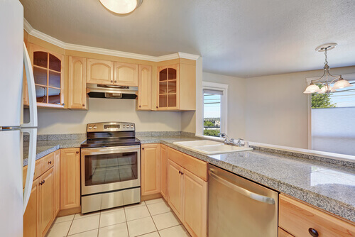 U字型キッチン:スペースを最大限に活用する方法 薄い色