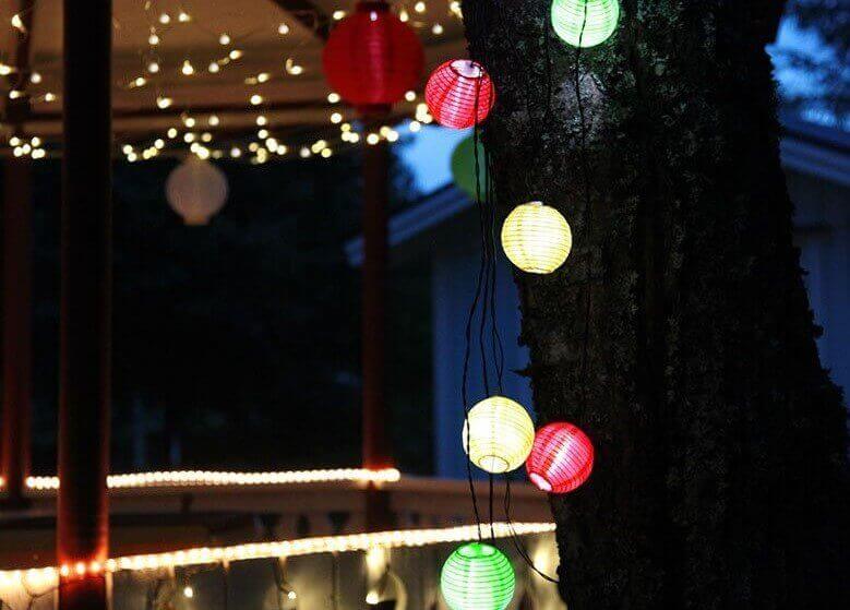 いつもと違う!カラフルな照明のインテリア パティオ