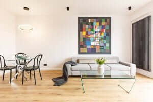 自宅の壁に芸術作品を掛けるというアート 配置