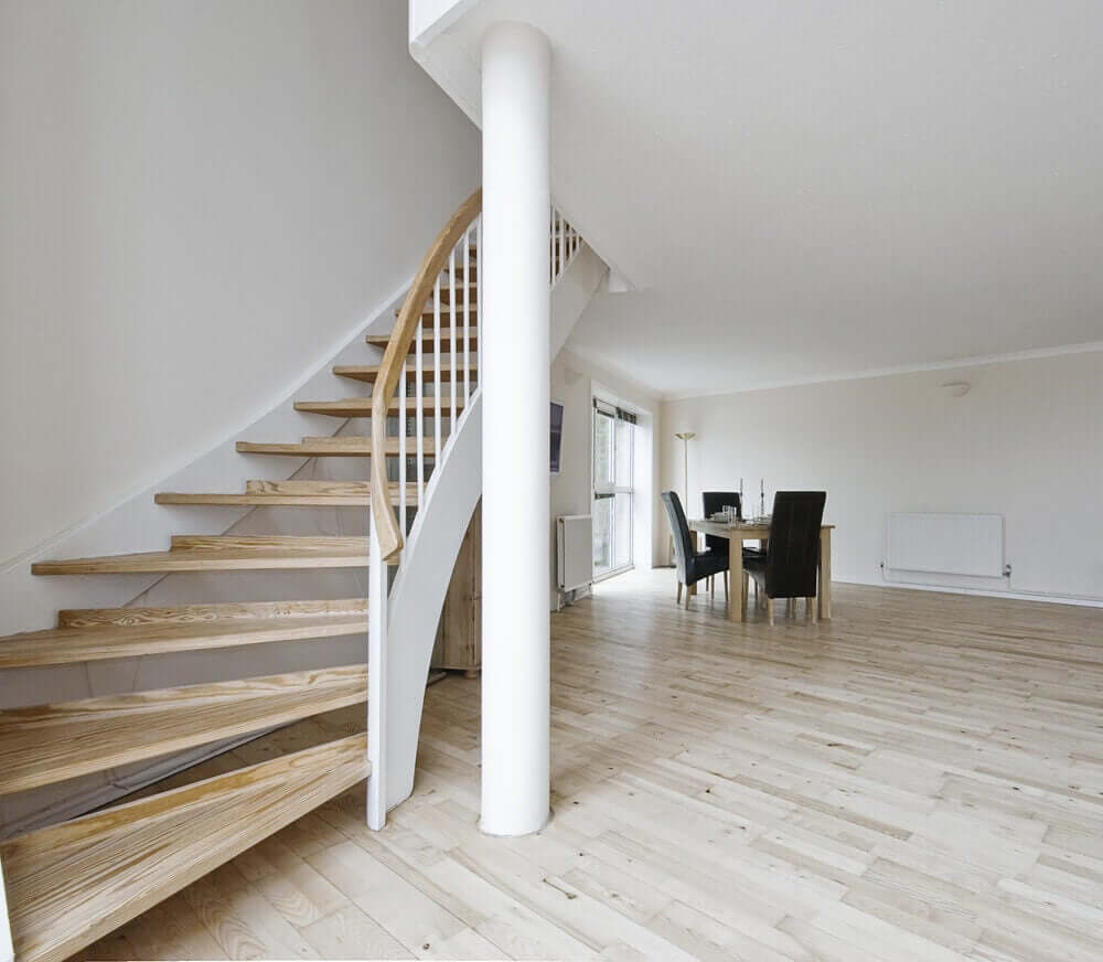 家の中心にある階段