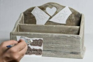 ステンシルを使ってDIYデコレーション