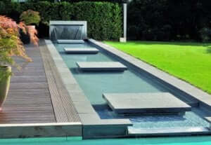 装飾的要素のある水路:庭にぴったりのリル 中心的存在のリル