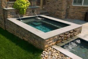 装飾的要素のある水路:庭にぴったりのリル